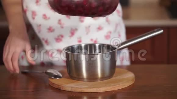 靠近锅的镜头厨师从玻璃盘子里放水果视频的预览图