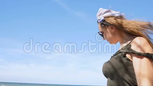 在大风天气享受海上生活的快乐女人视频的预览图