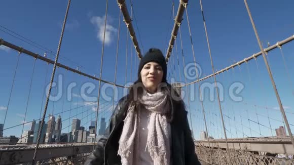 纽约快乐女孩欣赏美丽的布鲁克林大桥视频的预览图