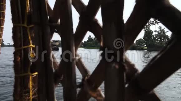 从河岸上的渡船格子地射出的宽射视频的预览图