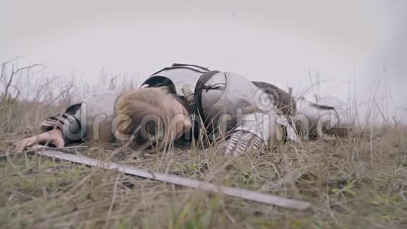 珍妮D方舟躺在一个昏沉的漩涡中它飞过一片泥土她醒来了视频的预览图