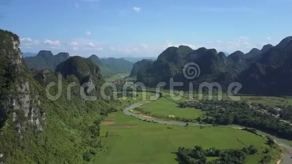 空中全景绿色山谷有长长的河流和山脉视频的预览图