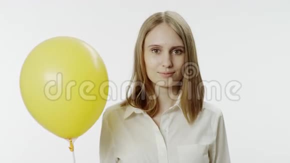 带气球的微笑女人的特写照片视频的预览图