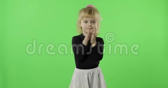 穿着黑白裙子跳舞的女孩快乐的四岁孩子色度键视频的预览图