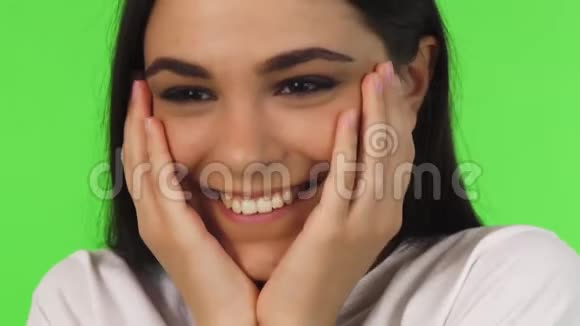 一个年轻漂亮的女孩微笑着用双手托着脸视频的预览图