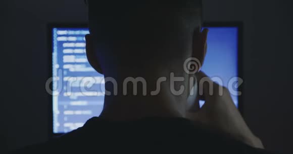 有经验的IT程序员在一个新的程序上工作年轻的黑客在暗室写软件的源代码视频的预览图