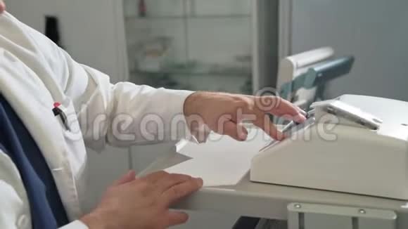 外科医生穿着白色无菌礼服在一家配有医疗设备的医院工作临床医生视频的预览图