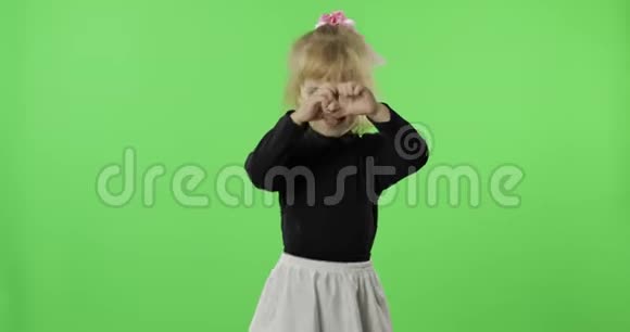 穿着黑白裙子跳舞的女孩快乐的四岁孩子色度键视频的预览图