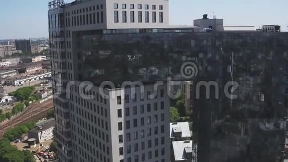 金融办公楼建筑鸟瞰图现代建筑办公钢玻璃施工视频的预览图
