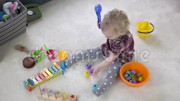 女婴把色块放在碗里在房间里玩游戏4公里视频的预览图