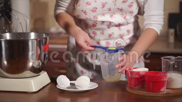 女人把蛋黄和蛋白质分开把鸡蛋放进搅拌机视频的预览图