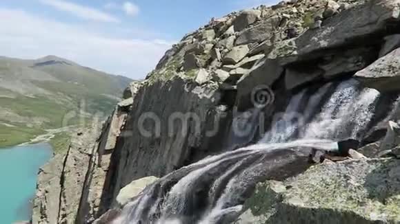 阿克坎山瀑布和绿松石湖风景秀丽阿尔泰山视频的预览图