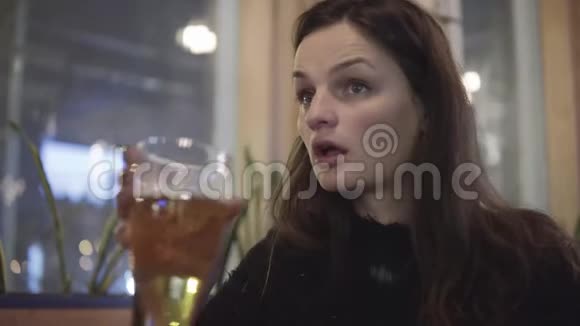 在咖啡厅喝啤酒的女人特写镜头视频的预览图