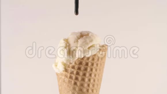 在冰淇淋蛋筒上倒入浓巧克力酱视频的预览图