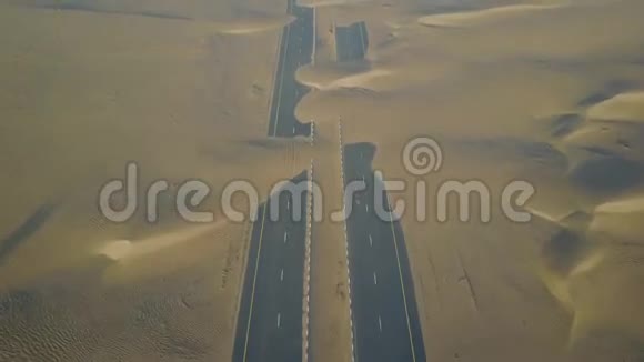日出时沙丘填海道路的无人视野视频的预览图