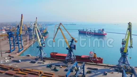 从空中俯瞰4K货船在进出口业务物流和国际货运中的地位视频的预览图