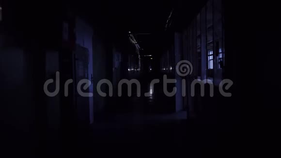 镜头显示暗走廊一系列闪光灯从墙上反射出来视频的预览图