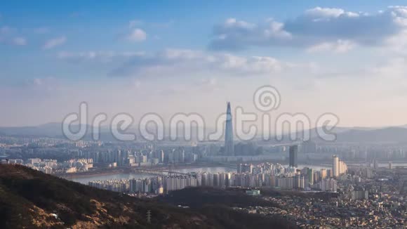 首尔城市天际线和摩天大楼在首尔市中心韩国4K时间推移视频的预览图
