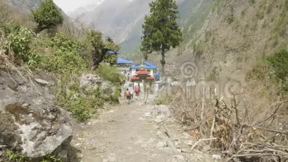 尼泊尔的背包客在马纳克鲁山上徒步旅行视频的预览图