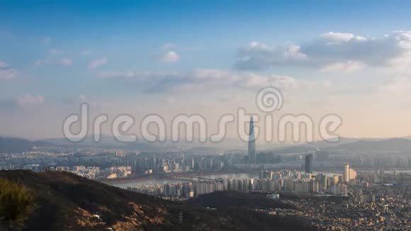 首尔城市天际线和摩天大楼在首尔市中心韩国4K时间推移视频的预览图