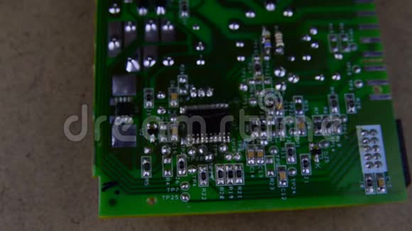 电子修理焊接由焊接站的电子元件的板视频的预览图