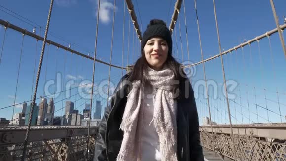 纽约快乐女孩欣赏美丽的布鲁克林大桥视频的预览图