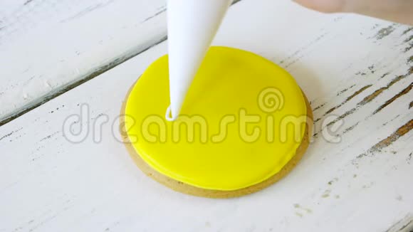 在圆圆的黄色饼干上轻轻地笑视频的预览图