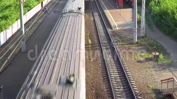 铁路上的客运列车视频的预览图