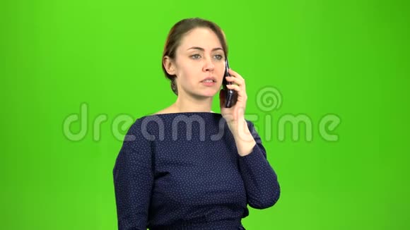 女商人在电话里说话对对话者很生气绿色屏幕视频的预览图