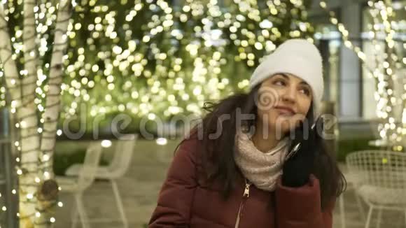 两个纽约女孩在圣诞节期间享受购物礼物视频的预览图