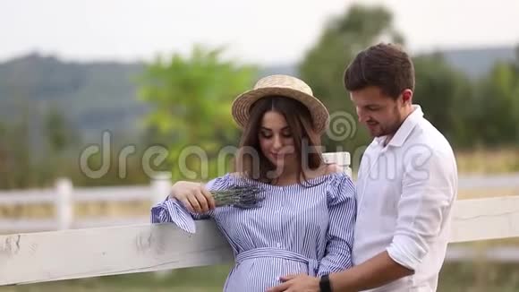 幸福的家庭正在等待婴儿孕妇和她的丈夫在自然界视频视频的预览图