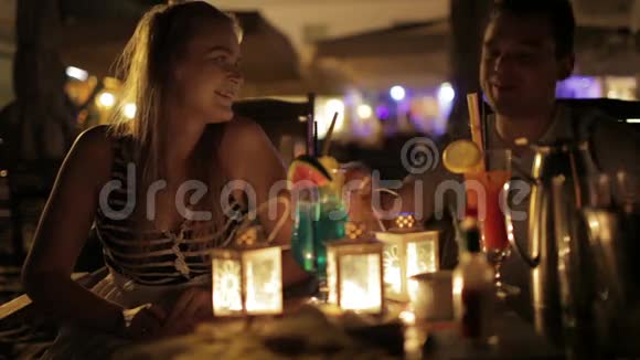 浪漫的年轻夫妇在约会中享受饮料视频的预览图