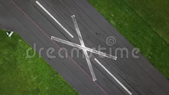 跑道的空中记录视频的预览图
