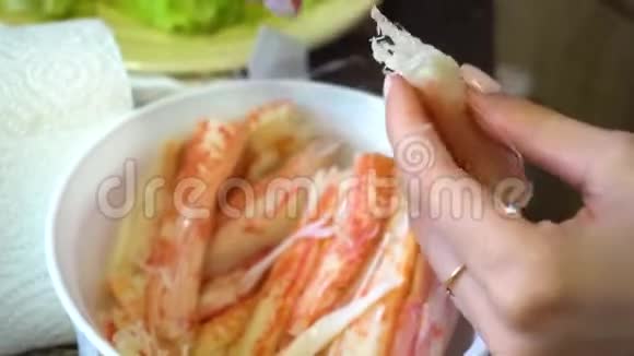 用雌性手在碗里剥开的堪察加螃蟹视频的预览图
