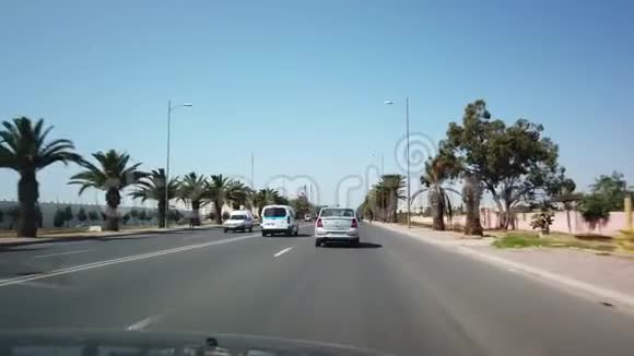 从大西洋沿岸摩洛哥非洲4k公路上行驶的一辆汽车上观看视频的预览图