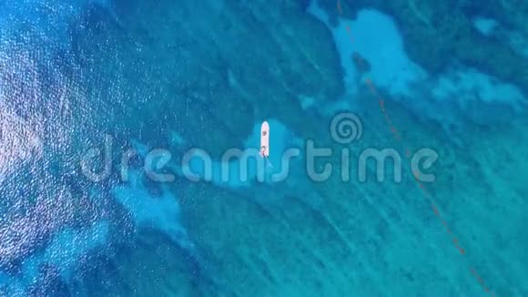 空中无人机射击从船的上方看潜水员在距离鸟的视野青绿色水景视频的预览图