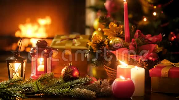 4k背景与燃烧的火棕榈圣诞树和蜡烛在除夕夜视频的预览图