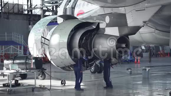 飞机维修飞机尾部的修理修理飞机的工程师视频的预览图
