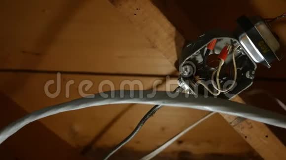 住宅地下室吊顶外露危险电箱视频的预览图