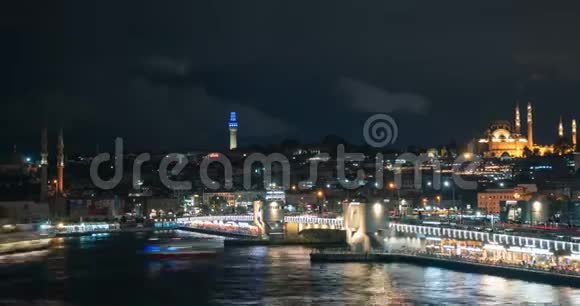伊斯坦布尔夜晚的时光流逝与加拉塔桥和Suleymaniye清真寺与美丽的背光视频的预览图