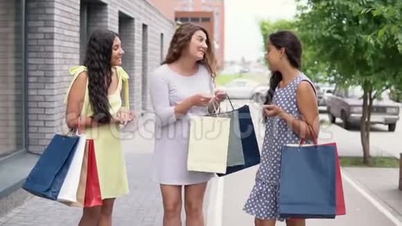 三个女朋友在购物后讨论购物慢动作视频的预览图
