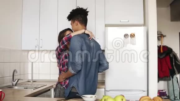 可爱的浪漫夫妇在舒适的厨房里跳舞享受在一起的生活年轻人承诺关系目标视频的预览图