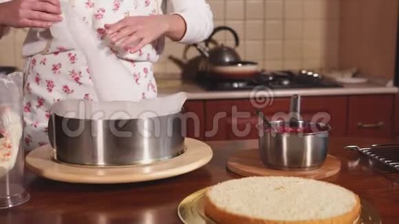 女人在厨房准备蛋糕表格视频的预览图