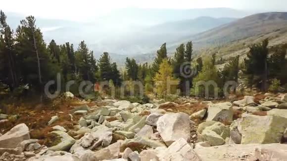 石山谷景观山上的大石头视频的预览图