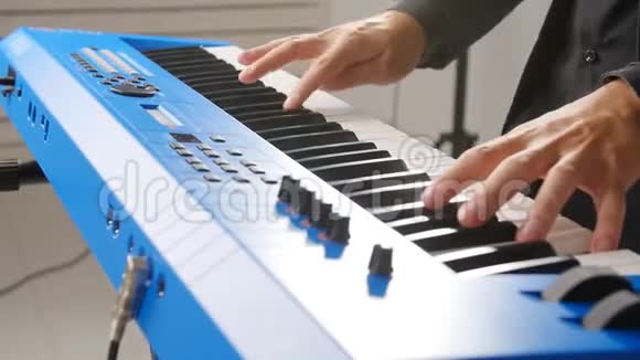 音乐和现场音乐会的概念音乐家演奏键盘的双手视频的预览图