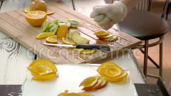厨师用柠檬汁手工加工苹果片视频的预览图