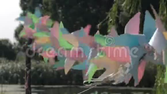 旋转彩虹彩色风车的特写视频的预览图
