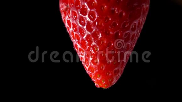 从草莓顶端滴下的水滴视频的预览图