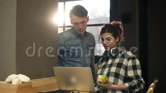 两个时髦的人一个男人和一个女孩穿着都市现代服装在光线充足的室内空间上网视频的预览图