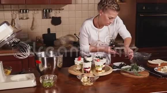 女人在厨房准备甜点一位女士在她的公寓做厨师视频的预览图